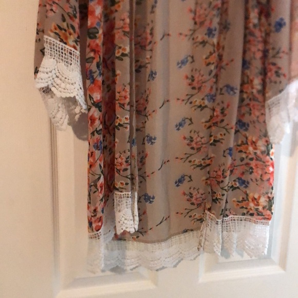 Bundle Alert💎 3 for $12: 
Floral and lace kimono, open front - Picture 2 of 5